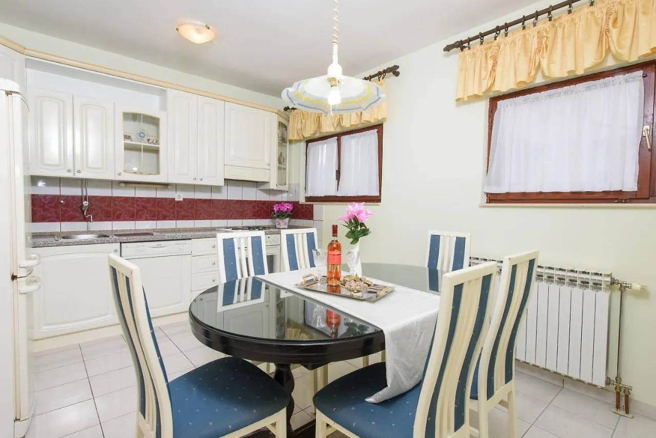 Διαμέρισμα Lucy'S Place Σπλιτ