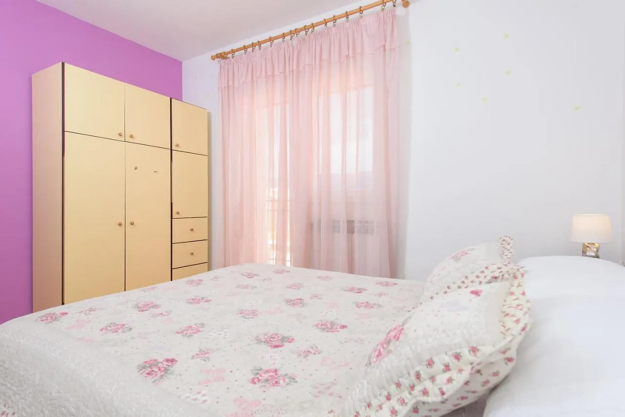 Lucy'S Place Split Apartment
